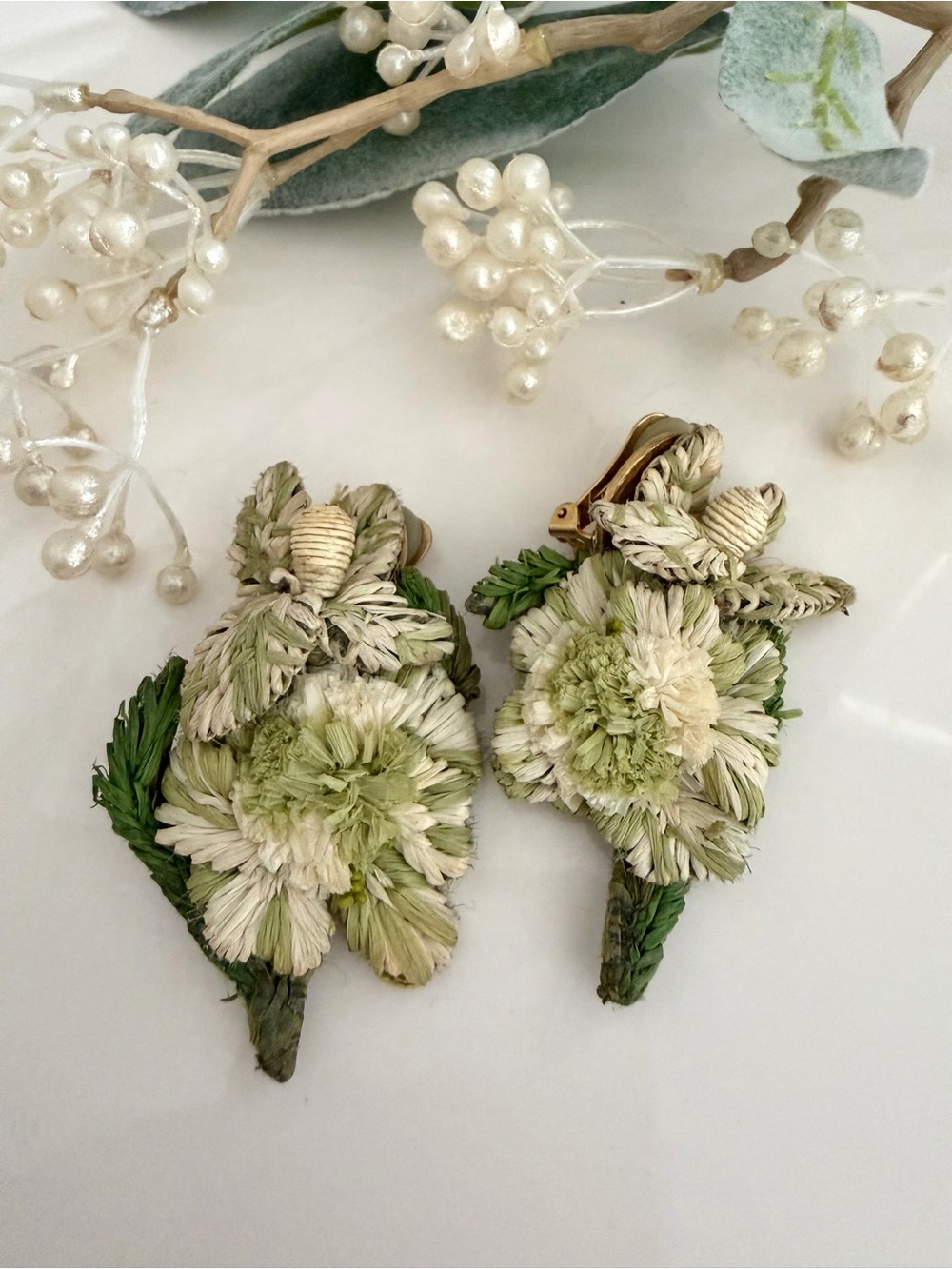 Oscar de la Renta Raffia Green Flower Garden Floral Earrings clip on